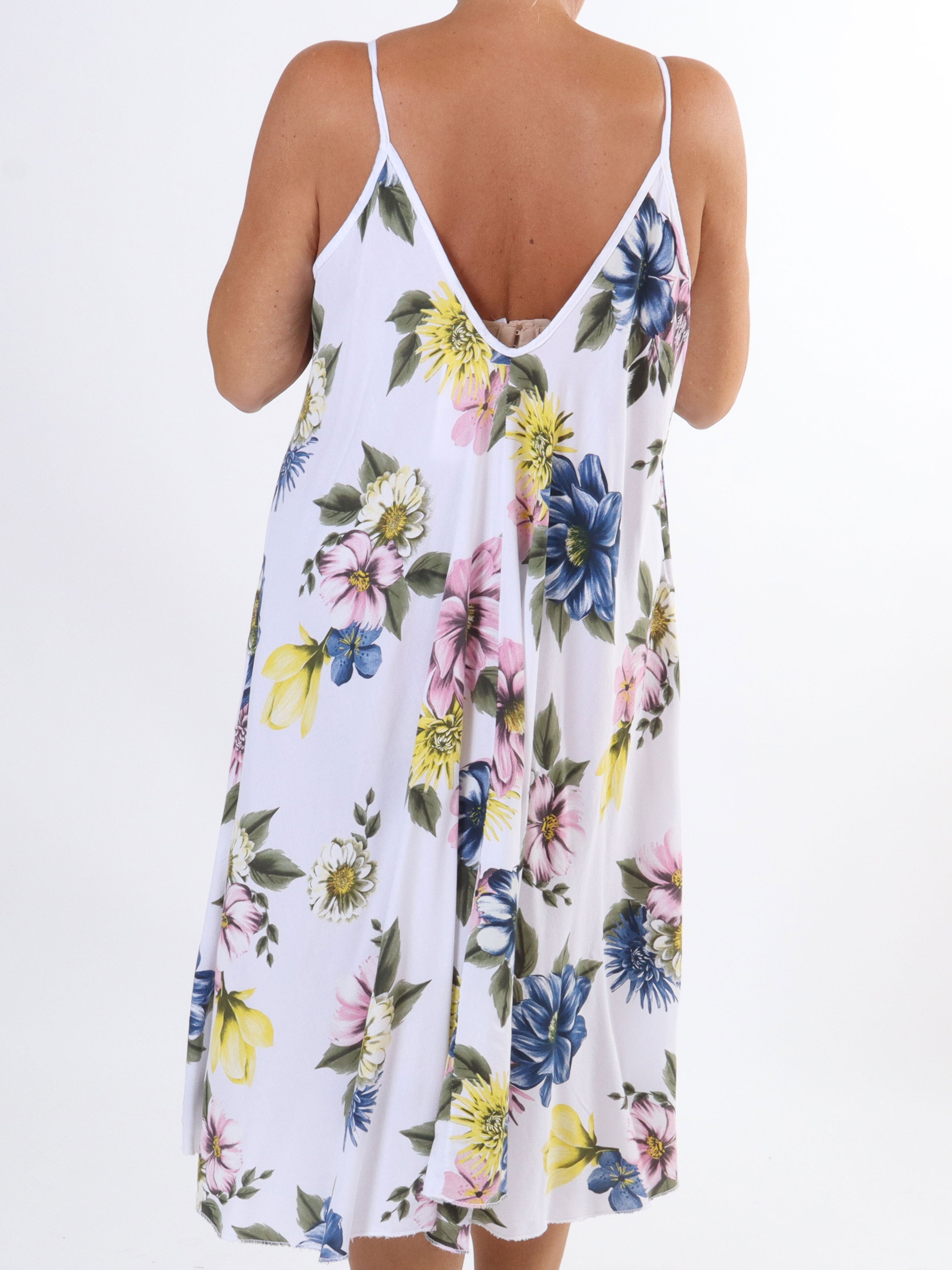 Maddie Flower - Sød plus size stropkjole med blomstermotiver